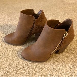 NWOT brown zip up booties, 6.5.